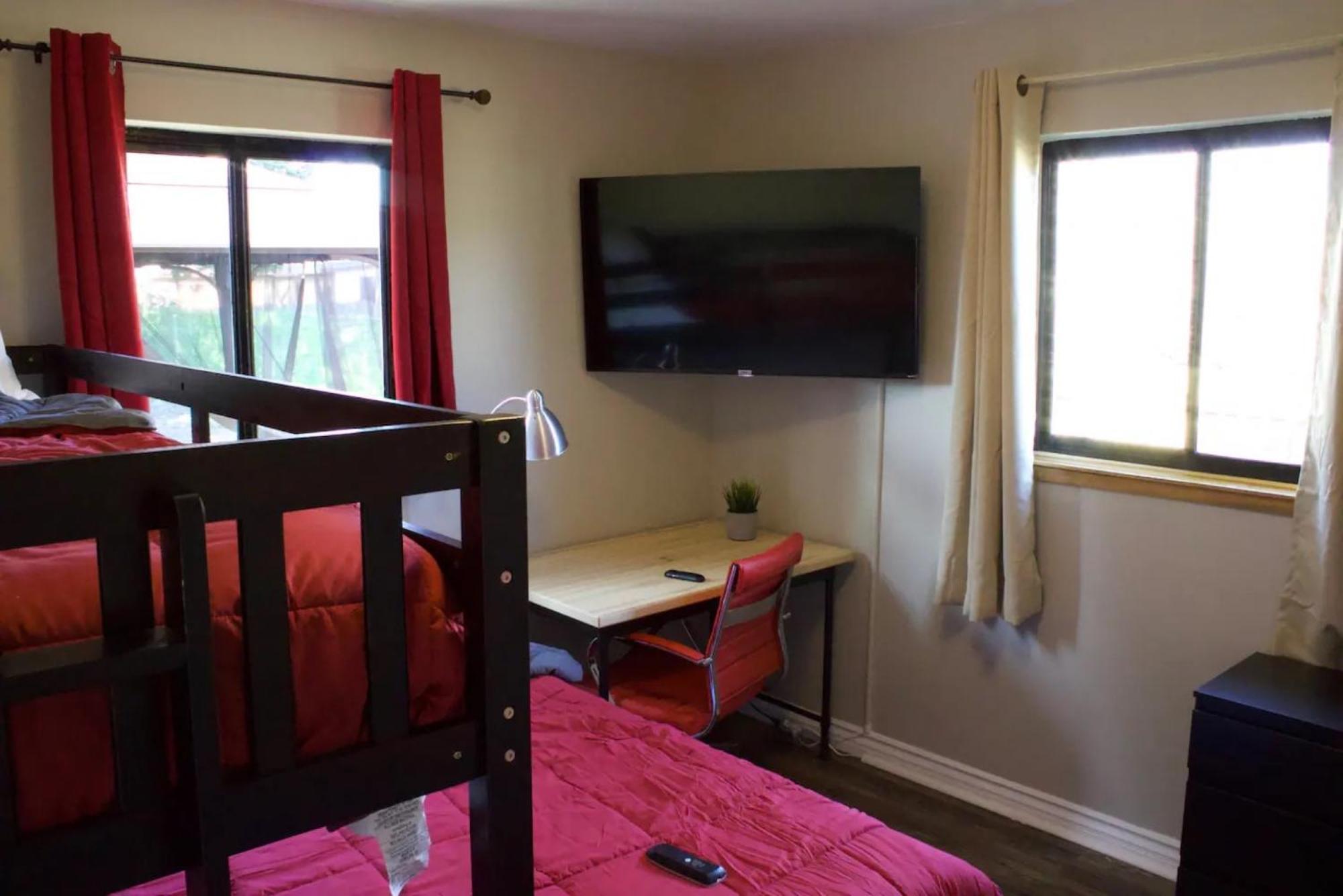 Private Home - Playground, Jumping Mat, Bbq, Darts, Firepit, Gazebo, 4 Smart Tvs, White Cotton Bedding, - The Redwood Cul-De Sac Beach Retreat Кресент-Сити Экстерьер фото
